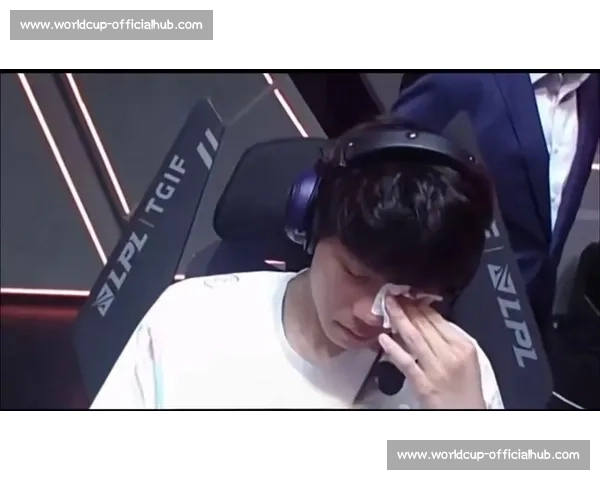 FPX战队选手赛后采访：一次采访，读懂他们的夺冠之路